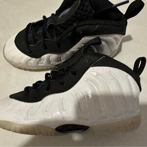 Nike Black and White Sneakers